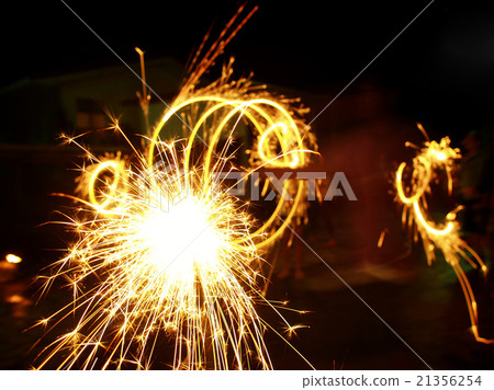 A group of major students living in the seaside side, pleasant joyousness, toy maggots blunt fireworks, adopted concentric mimicry beautiful light sparkle 21356254