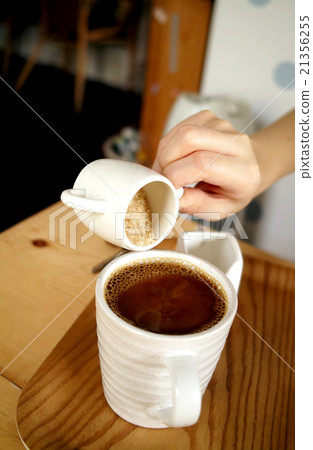 Sunlight seeping and translucent white dry surface, Kyo Arihiro overflows delicious tea water cup bowl, bowl paper, glass water pot, utensil 21356255