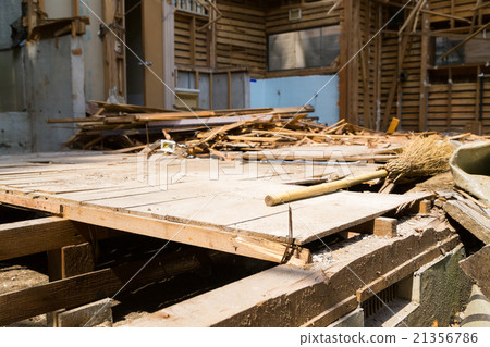 地板基礎鋪設房屋拆遷貿易商半破壞性建築物破壞房屋拆除工作木材廢料破壞日本建築 21356786