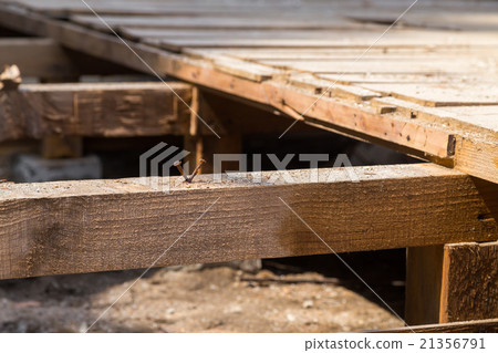 地板基礎鋪設房屋拆遷貿易商半破壞性建築物破壞房屋拆除工作木材廢料破壞日本建築 21356791