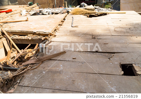 地板基礎鋪設房屋拆遷貿易商半破壞性建築物破壞房屋拆除工作木材廢料破壞日本建築 21356819