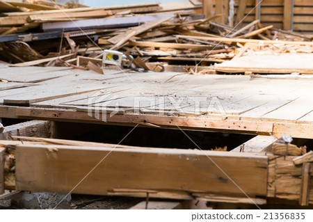 地板基礎鋪設房屋拆遷貿易商半破壞性建築物破壞房屋拆除工作木材廢料破壞日本建築 21356835