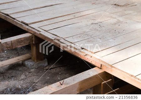 地板基礎鋪設房屋拆遷貿易商半破壞性建築物破壞房屋拆除工作木材廢料破壞日本建築 21356836