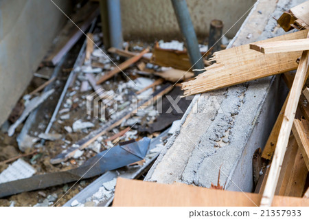 House demolition contractor Semi-destructive building destruction work Wood waste material Build up Japanese architecture 21357933