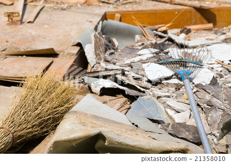 House demolition contractor Semi-destructive building destruction work Wood waste material Build up Japanese architecture 21358010