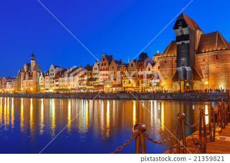 Harbour crane and city gate Zuraw, Gdansk, Poland 21359821