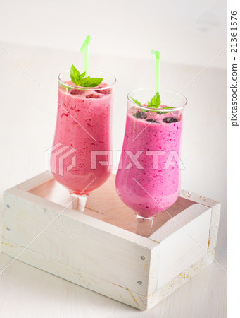 Raspberry and blackberry dairy smoothies 21361576