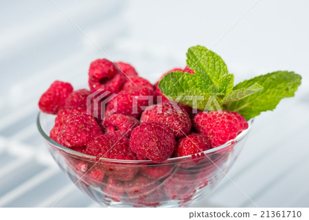 frozen raspberries 21361710