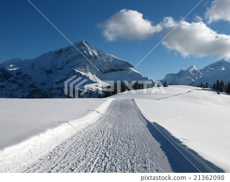 Spitzhorn, slope and clouds, winter landscape Spitzhorn, slope and clouds, winter landscape 21362098
