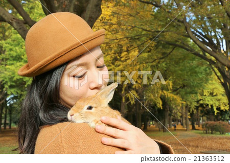 Park in autumn Women and rabbits 21363512