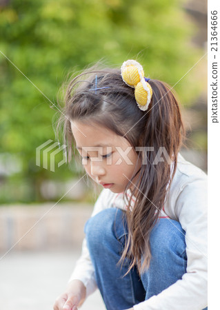 child, kid, younger 21364666