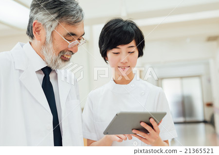 Doctors and nurses to consult on tablet 21365521