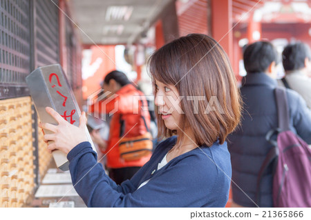 在淺草淺草繪製Omikuji的女人 21365866