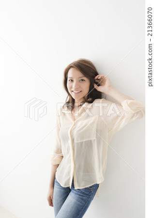 White shirt Female in her twenties White shirt Female in her twenties 21366070