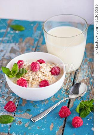 Oat flakes with milk and raspberries 21366589