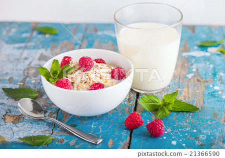 Oat flakes with milk and raspberries for breakfast 21366590