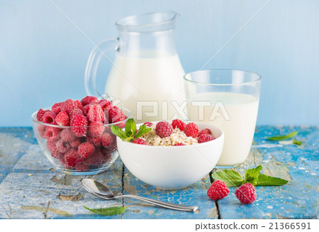 Oat flakes with milk 21366591