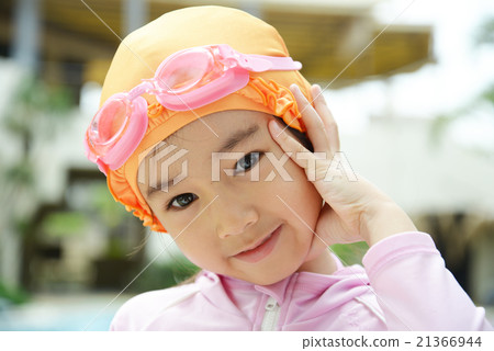 一個女孩帶著微笑 一個女孩帶著微笑 21366944