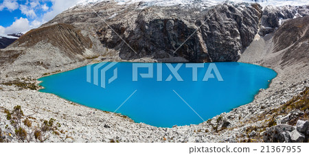 Lake Laguna 69 and Chakrarahu mountain 21367955