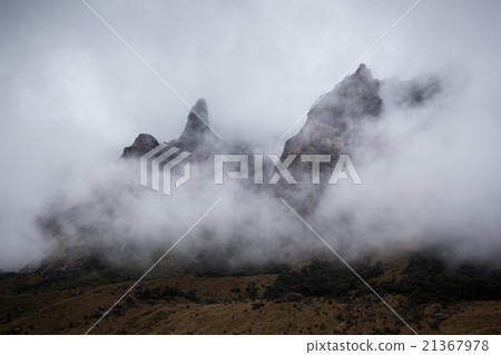 Mountains in clouds 21367978