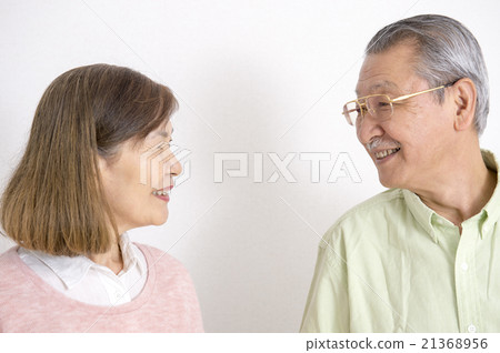A smiling senior couple 21368956
