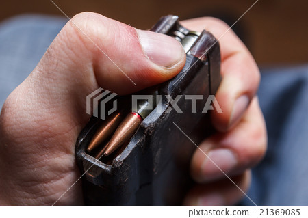 Loading 5.56 ammo magazine for machine guns 21369085