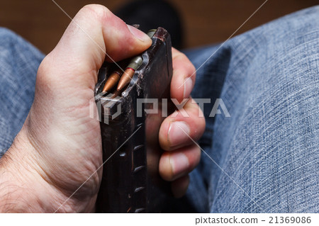 Loading 5.56 ammo magazine for machine guns 21369086