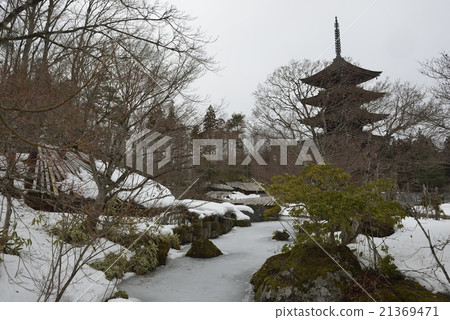 Definition Mountain five-storied pagoda and winter garden 21369471