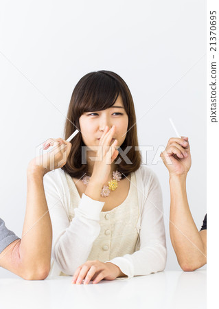 A woman who does not like cigarettes 21370695