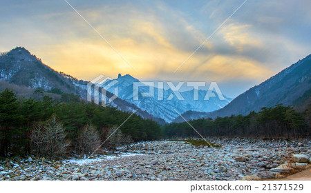 Seoraksan in winter,Famous mountain in Korea Seoraksan in winter,Famous mountain in Korea 21371529