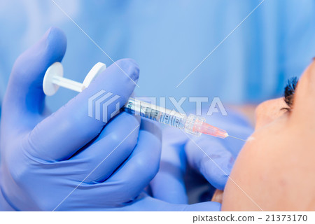 Beauty treatment with hyaluronic acid 21373170