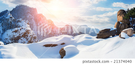 Panorama of Seoraksan in winter with sunny. 21374040