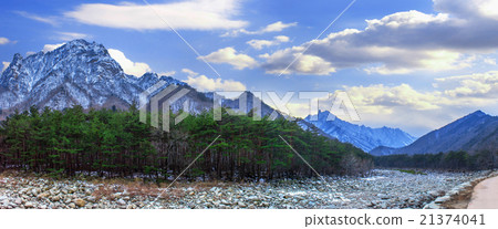 Panorama of Seoraksan in winter. 21374041