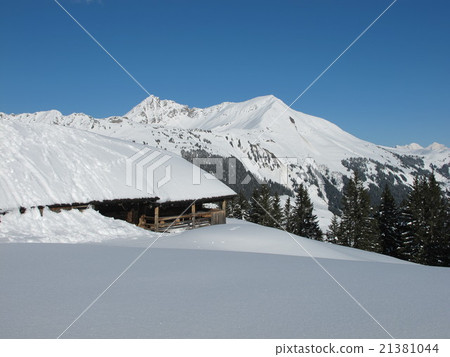 Snow covered Lauenenhorn and hut 21381044