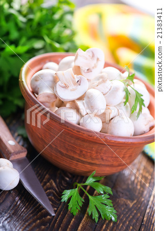 raw mushrooms 21383411