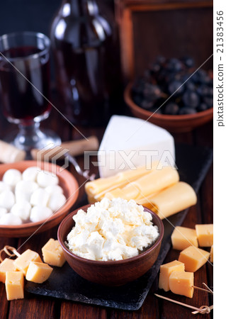 wine with cheese 21383456