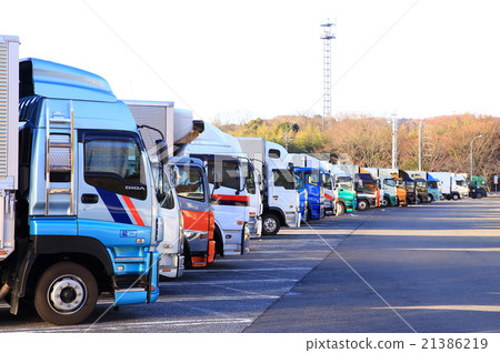 卡車停放在高速公路停車場 21386219