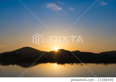 A quietly flowing river and the scenery of the morning sun 21386499