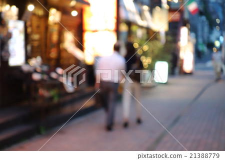 走在酒吧街道的夫婦 走在酒吧街道的夫婦 21388779