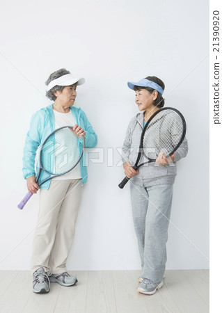 有網球拍的資深婦女 21390920