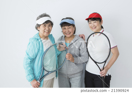 Senior women with tennis rackets Senior women with tennis rackets 21390924