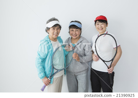 Senior women with tennis rackets Senior women with tennis rackets 21390925