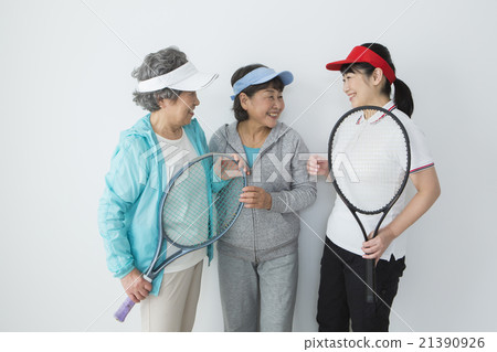 有網球拍的資深婦女 有網球拍的資深婦女 21390926
