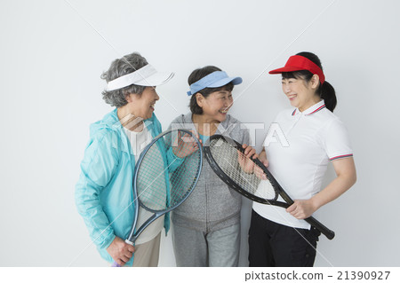 有網球拍的資深婦女 有網球拍的資深婦女 21390927