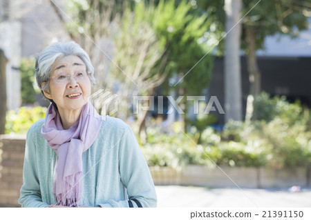 戶外高級女性 戶外高級女性 21391150