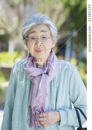 Outdoor senior women 21391155