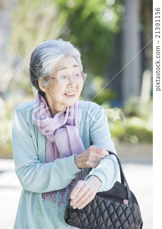 Outdoor senior women 21391156