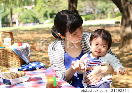 Parent-child picnic to eat in the park Parent-child picnic to eat in the park 21392824