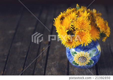 Dandellion spring flower arrangement Dandellion spring flower arrangement 21392850