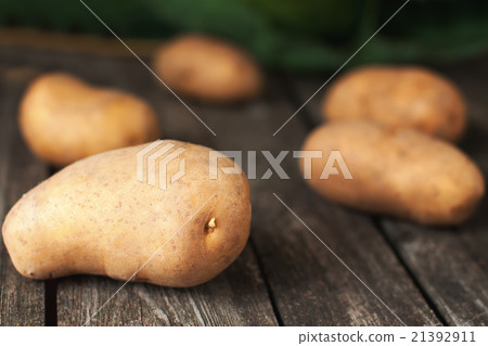 Fresh potatoes in rustic wood table 21392911
